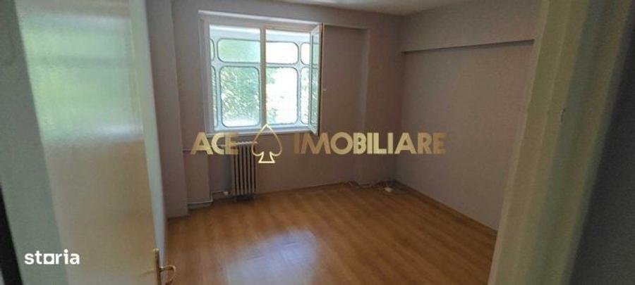 Apartament cu 3 camere în Tineretului
