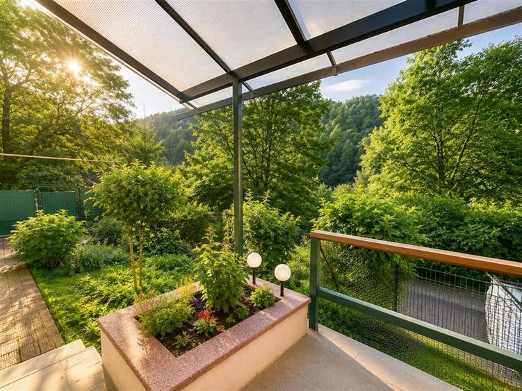Casă individuală cu 6 camere cu Canalizare în Schei