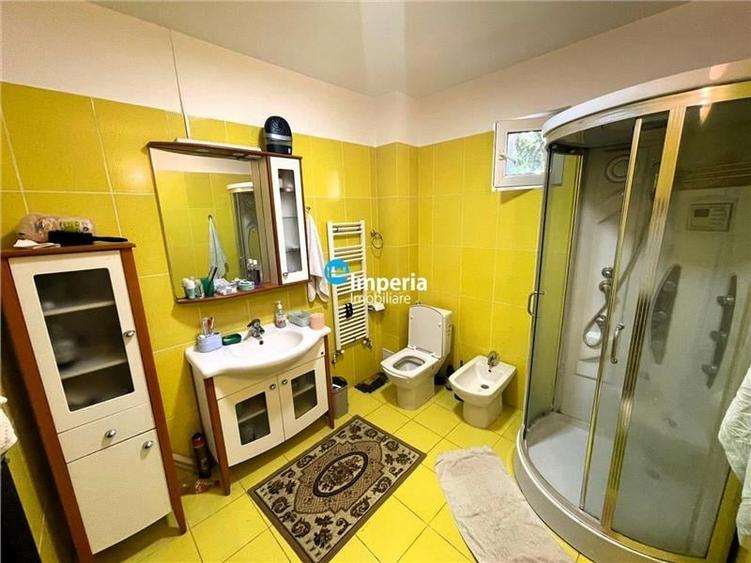 Casă individuală cu 7 camere cu Canalizare în Rediu