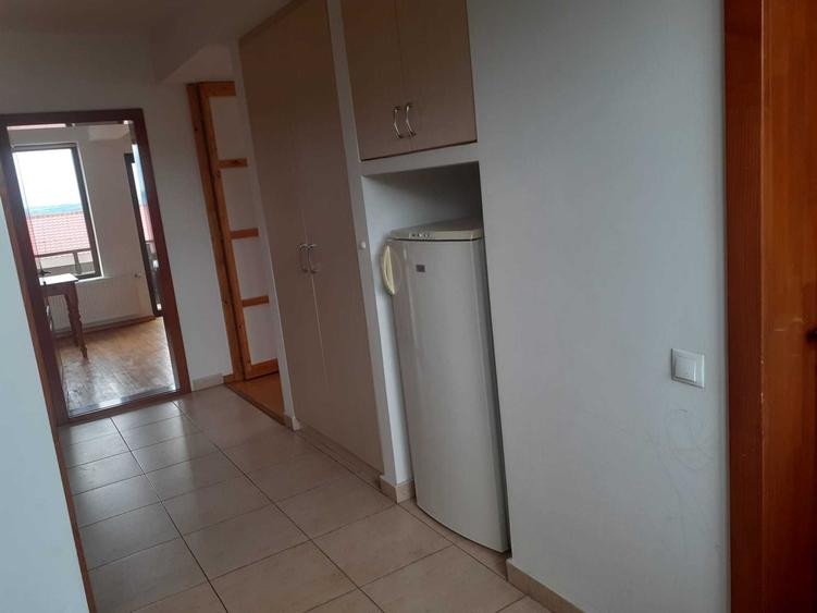 Apartament cu 3 camere decomandat în Europa