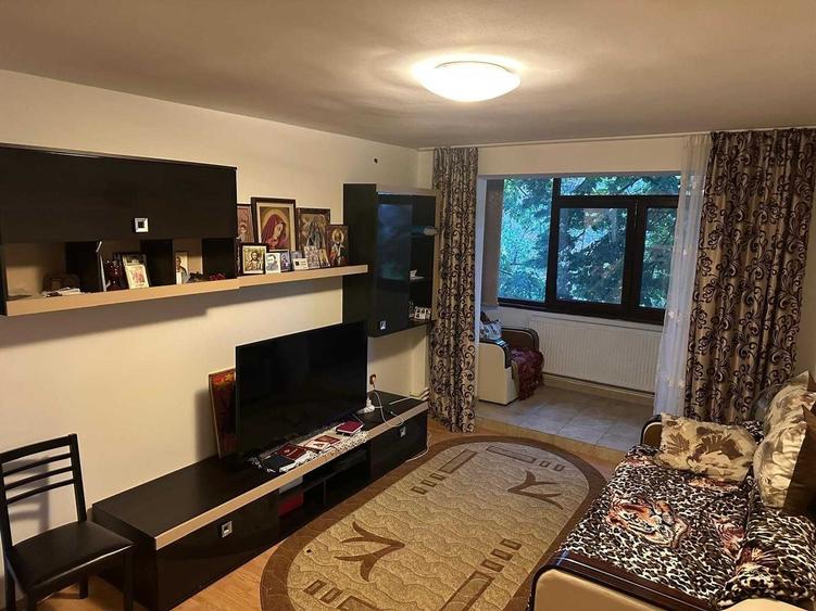 Apartament cu 3 camere semidecomandat în Micro 17