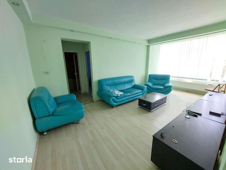 Apartament cu 3 camere semidecomandat în Independenței