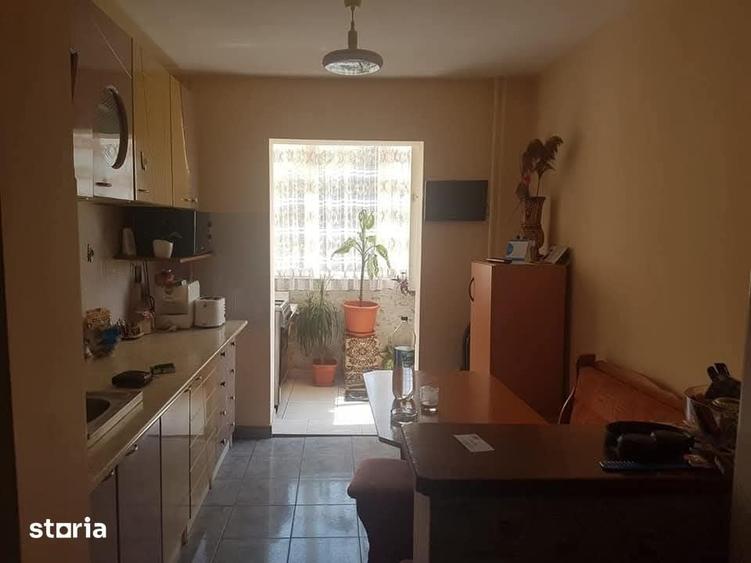 Apartament cu 3 camere decomandat în Tei