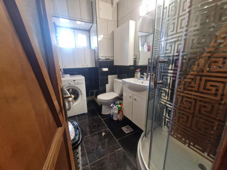 Apartament cu 4 camere decomandat în Nicolina