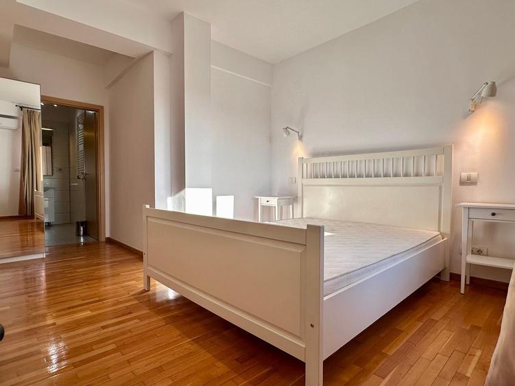 Apartament cu 4 camere semidecomandat, mobilat în Decebal