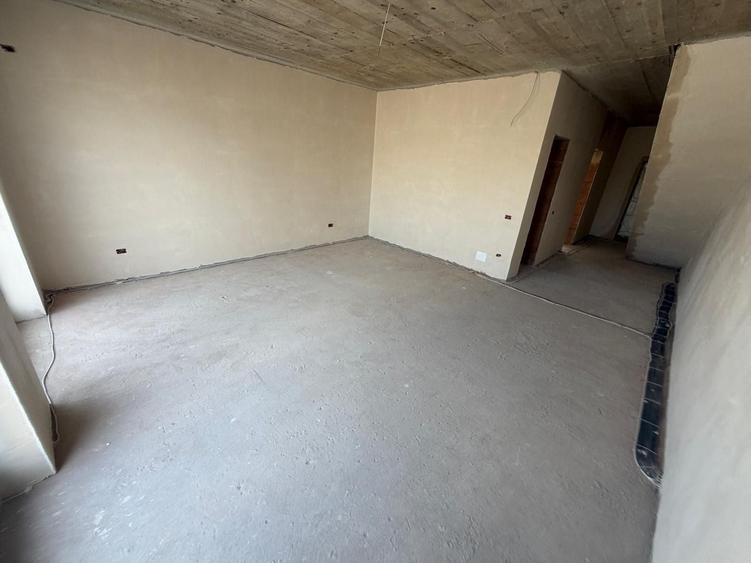 Duplex cu 4 camere cu Canalizare în Central