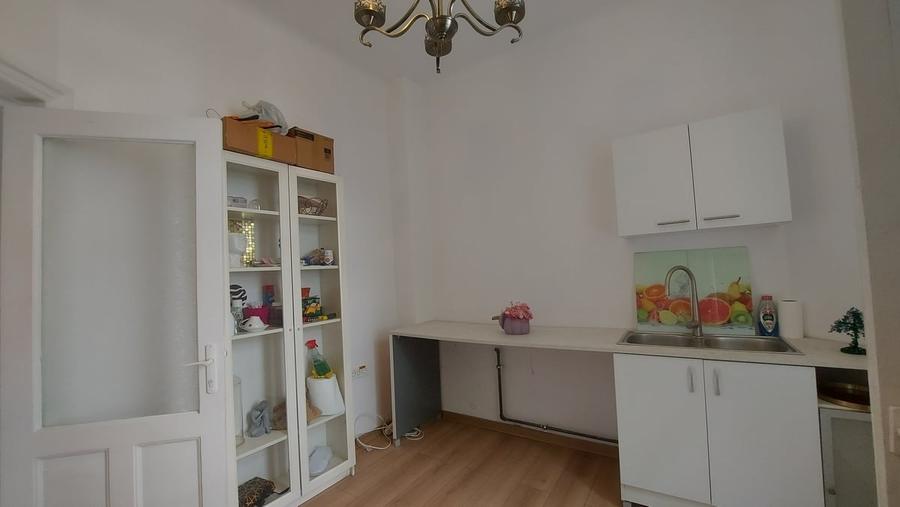 Apartament cu 4 camere semidecomandat în Tineretului