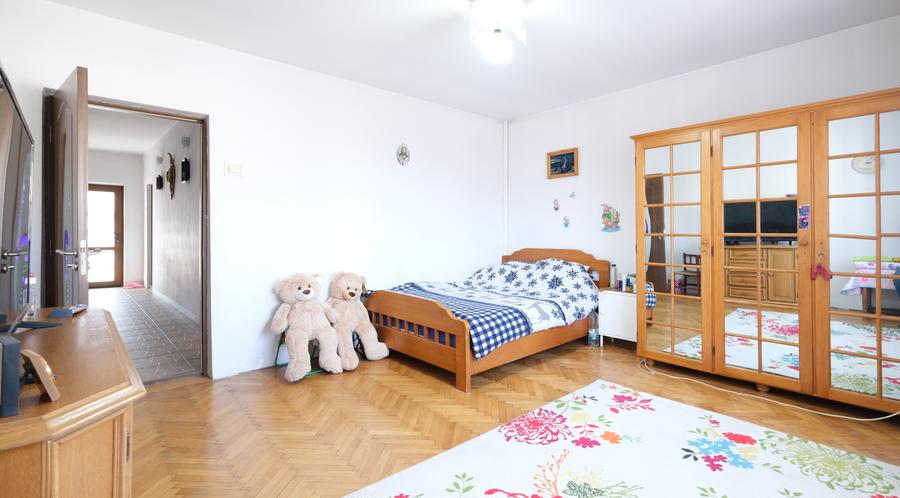 Casă individuală cu 8 camere cu Canalizare în Central
