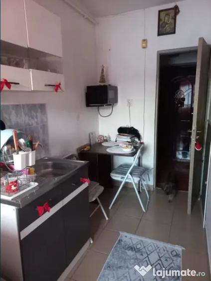 Garsonieră decomandată în Tractorul