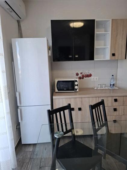Apartament cu 3 camere decomandat în Tractorul