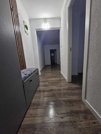 Apartament cu 3 camere decomandat în Independenței
