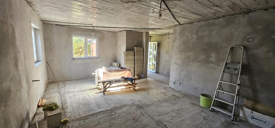Casă individuală cu 4 camere cu Garaj în Asău