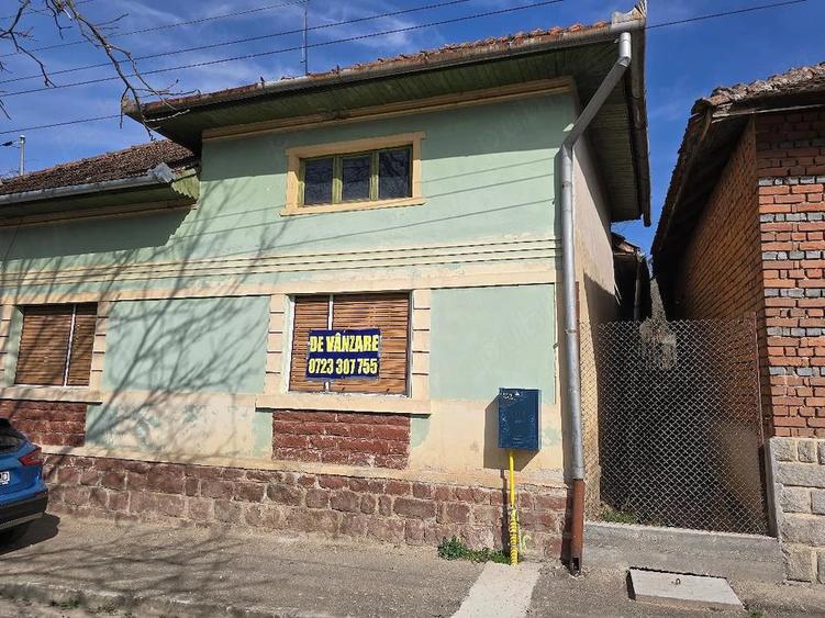 Casă cu 3 camere cu Teren 2500 Mp în Pietroasa