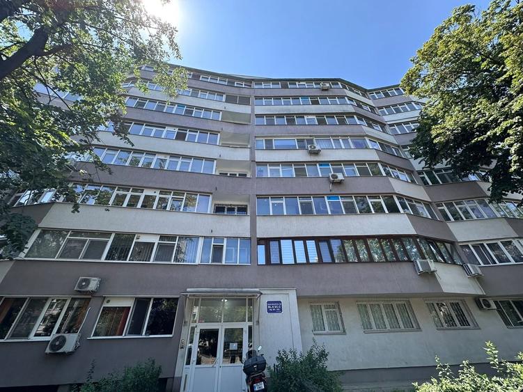 Apartament cu 3 camere semidecomandat în Victoriei