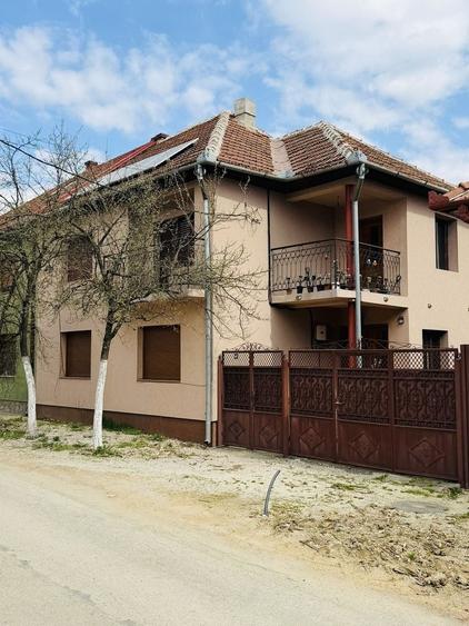 Casă individuală cu 6 camere cu Canalizare în Central