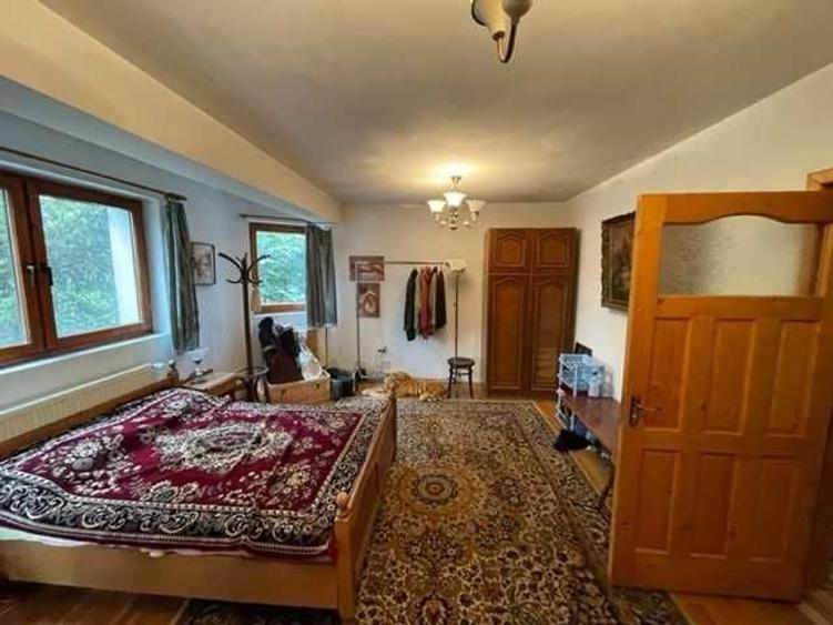 Casă cu 4 camere decomandat în Central