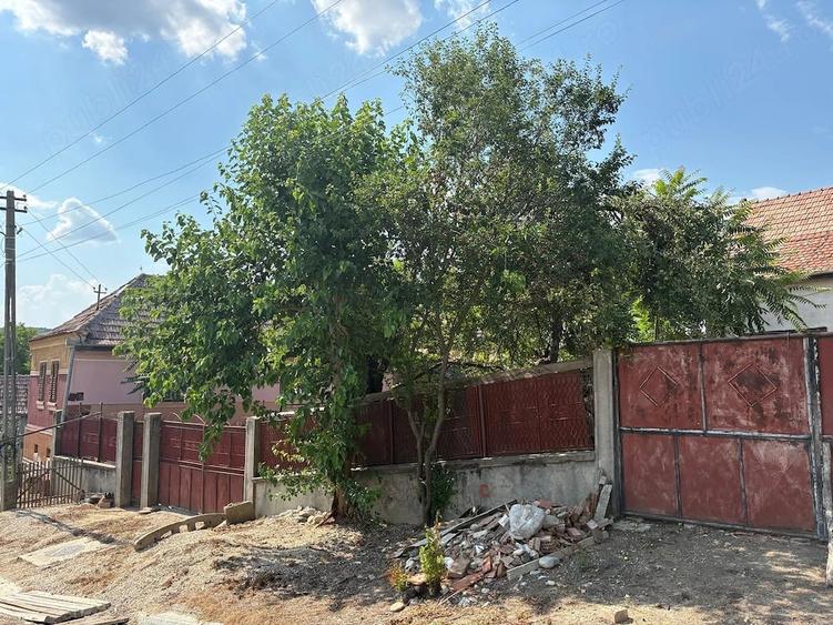 Casă cu Teren 700 Mp în Cut
