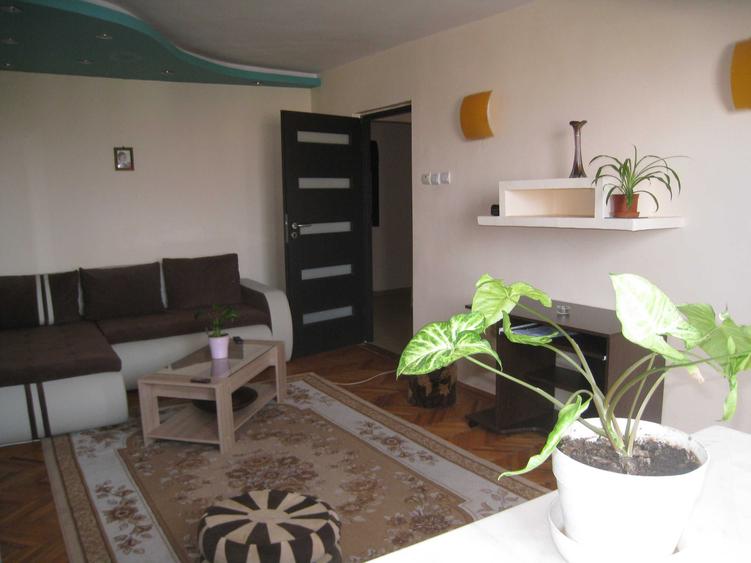 Apartament cu 3 camere decomandat în Casa de Cultură