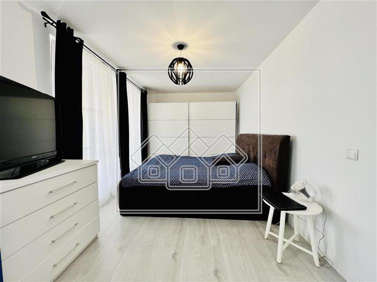 Duplex cu 4 camere cu Canalizare în Cristian