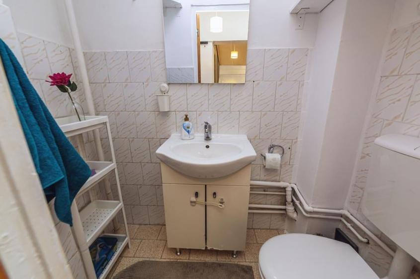 Apartament cu 2 camere semidecomandat, mobilat în Tei