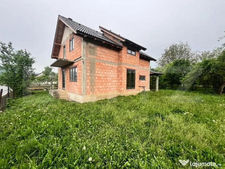 Casă cu 4 camere cu Teren 1000 Mp în Central