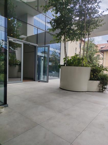 Apartament cu 3 camere semidecomandat în Aviației