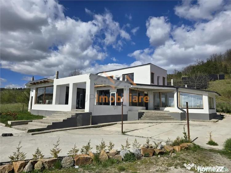 Spațiu comercial, de 240 mp, în Tinăud