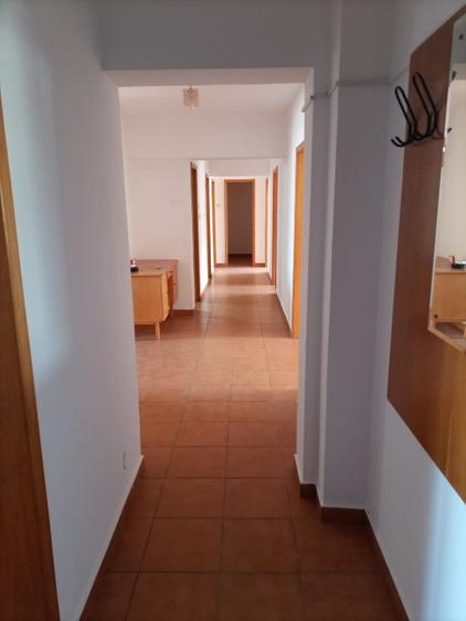 Apartament cu 5 camere decomandat în Universitate