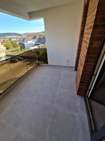 Apartament cu 3 camere semidecomandat în Florești