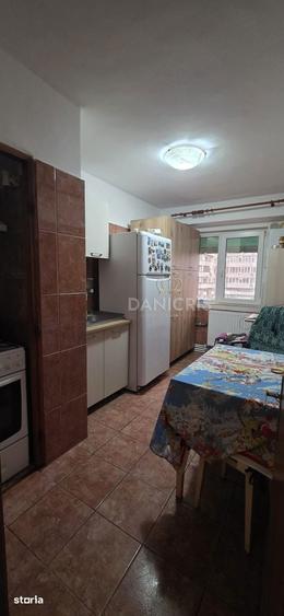 Apartament cu 3 camere decomandat în Casa de Cultură