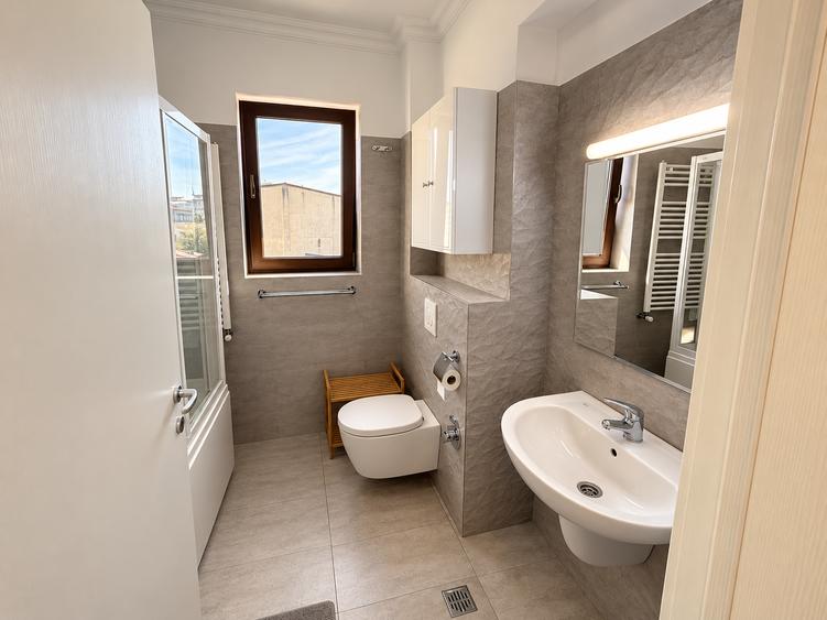 Apartament cu 3 camere semidecomandat în P-ța Victoriei