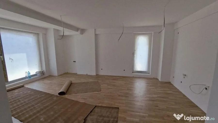 Apartament cu 3 camere semidecomandat în Unirii
