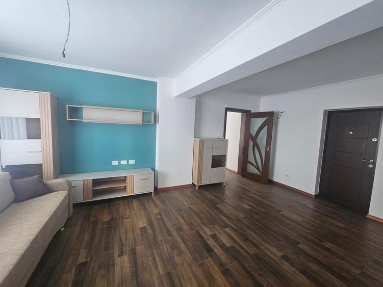 Apartament cu 3 camere decomandat în CFR