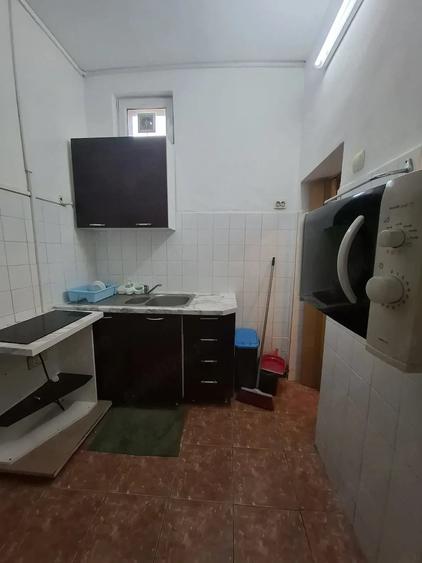 Apartament cu 3 camere semidecomandat, mobilat în Complex Studențesc