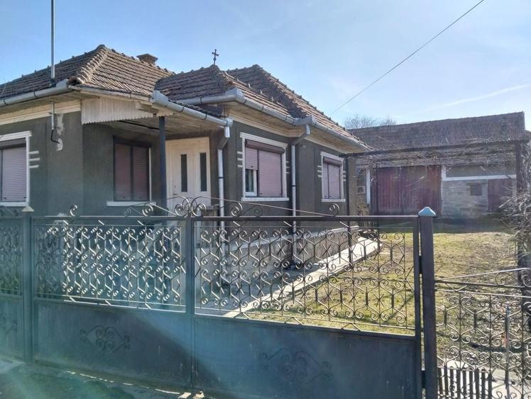 Casă cu 2 camere în Petrindu