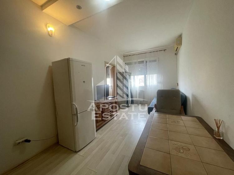 Apartament cu 2 camere semidecomandat, mobilat în Aurel Vlaicu