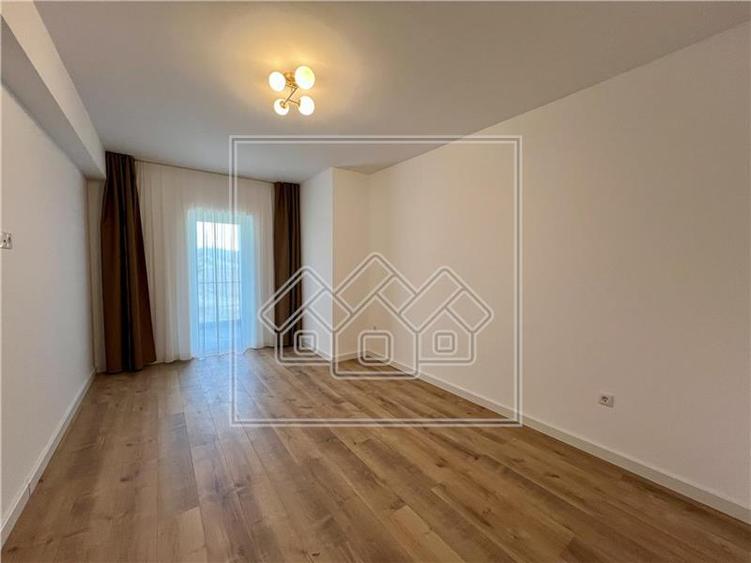 Apartament cu 3 camere nedecomandat în Exterior Vest