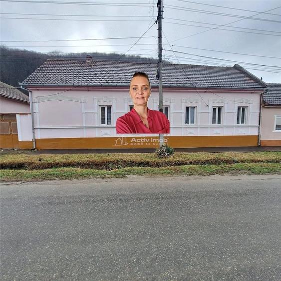Casă cu 4 camere cu Teren 1000 Mp în Est