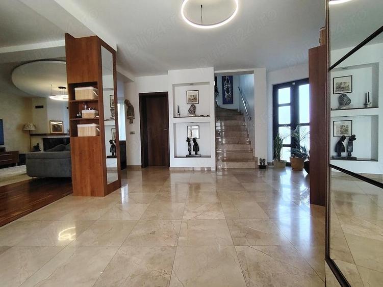 Casă cu 7 camere cu Teren 900 Mp în 1 Decembrie