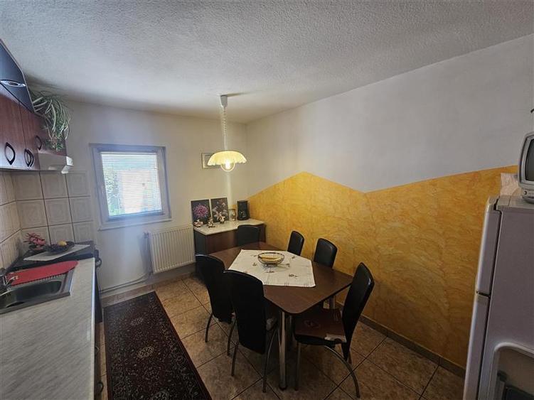 Apartament cu 3 camere decomandat, mobilat în Micro IV