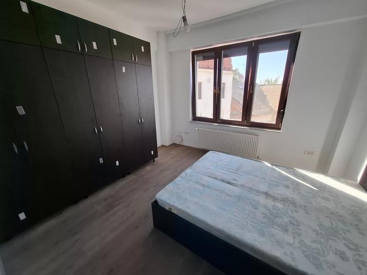 Apartament cu 3 camere decomandat în Boul Roșu