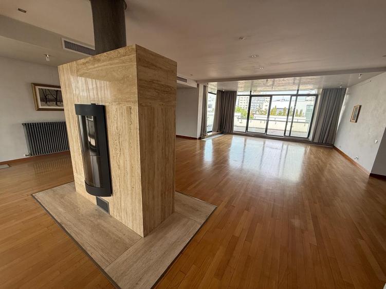 Apartament cu 4 camere decomandat în Capitale