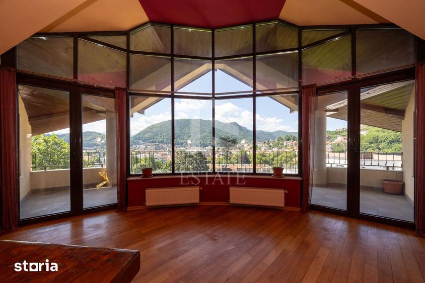 Casă cu 8 camere cu Teren 1553 Mp în Central