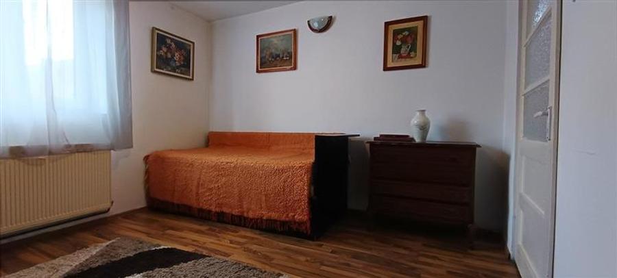 Casă individuală cu 8 camere cu Canalizare în Rahova