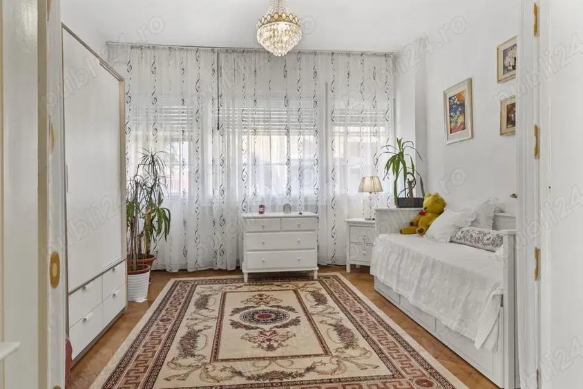 Apartament cu 4 camere decomandat în Central