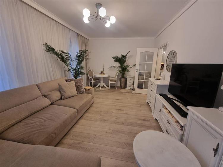 Apartament cu 3 camere decomandat, mobilat în Central