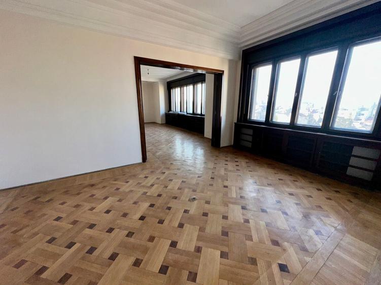 Penthouse cu 5 camere semidecomandat în Armeneasca