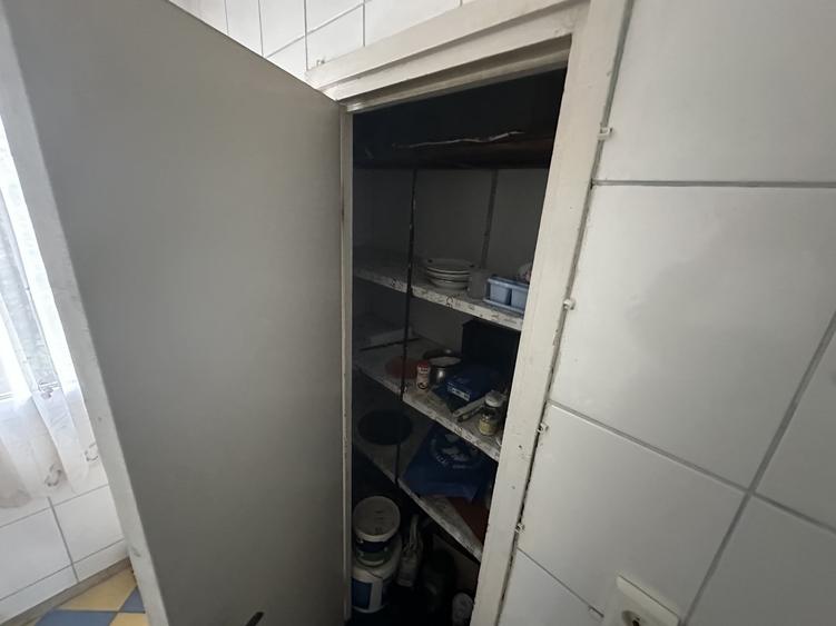 Apartament cu 3 camere semidecomandat în Berceni
