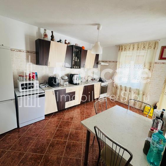 Casă individuală cu 8 camere cu Teren 1126 Mp în Tâmna