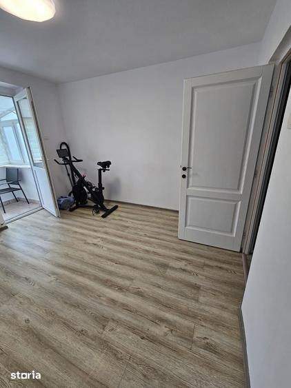 Apartament cu 6 camere decomandat în Tomis II